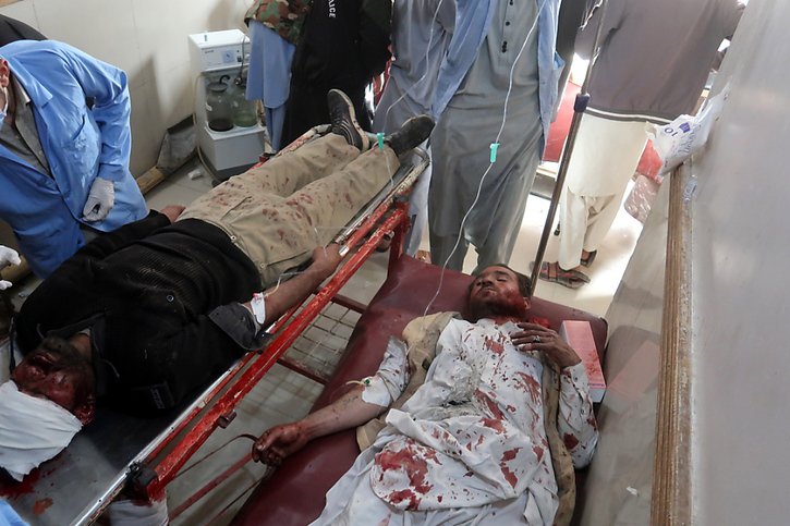 Un policier, blessé dans l'explosion, est soigné dans un hôpital de Quetta, la capitale provinciale du Baluchistan, au Pakistan. Au moins un policier et un citoyen ont été tués et 24 personnes, dont 16 membres de la police, ont été blessées dans cet attentat revendiqué par les taliban pakistanais. © KEYSTONE/EPA/FAYYAZ AHMAD