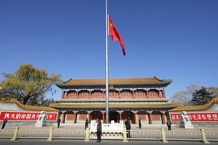 Les drapeaux ont été mis en berne à Pékin après le décès de Jiang Zemin. © KEYSTONE/AP/Ng Han Guan