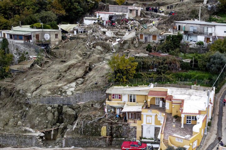 Un glissement de terrain a déjà fait samedi 11 morts et un disparu dans l'île. © KEYSTONE/EPA/CIRO FUSCO