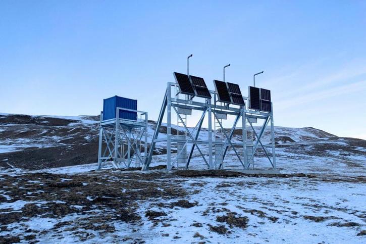Les six modules photovoltaïques ont été installés à 2500 mètres d'altitude dans la commune de Grengiols dans le Haut-Valais. © FMV