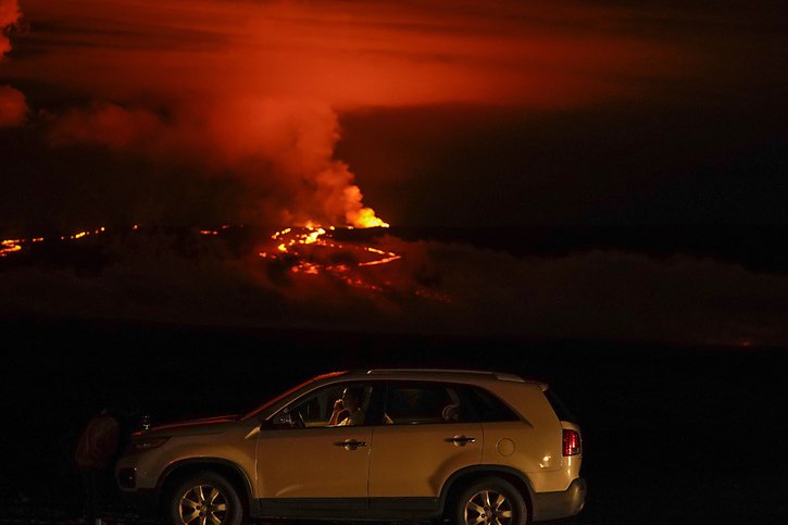 La lave du Mauna Loa, en éruption depuis le 27 novembre, menace désormais l'une des routes principales de Hawaï. © KEYSTONE/AP/Gregory Bull