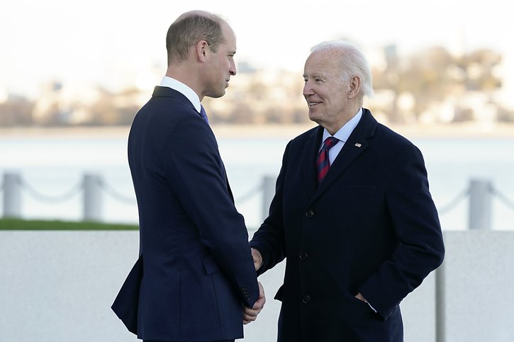 Le prince William, 40 ans, et le président américain Joe Biden, 80 ans, ont échangé quelques banalités et plaisanteries sur le froid polaire qui enveloppe Boston. © KEYSTONE/AP/Patrick Semansky