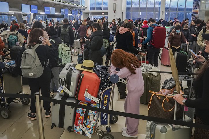 Plusieurs milliers de vols ont été annulés en raison de la tempête. Les aéroports de New York, Seattle, Chicago et Détroit sont les plus touchés. © KEYSTONE/AP/Bebeto Matthews