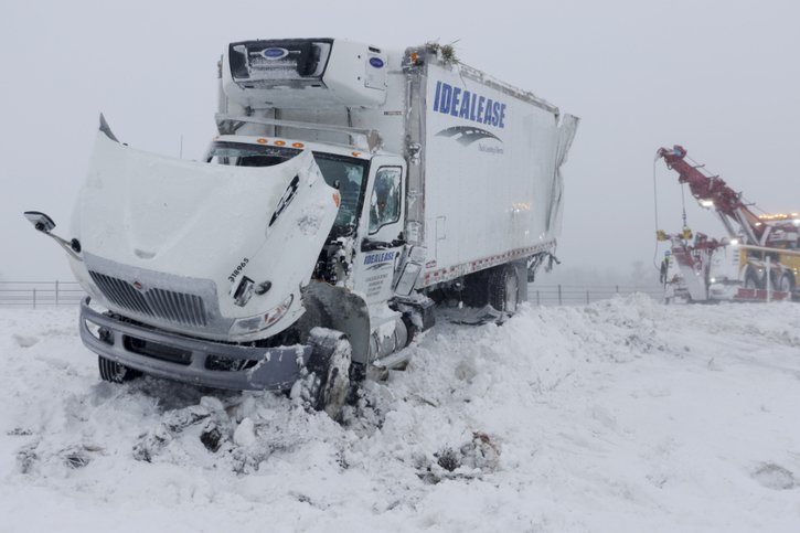 La neige a causé plusieurs accidents sur la route. © KEYSTONE/AP/Neil Blake