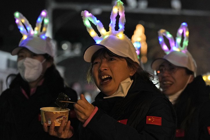 Les Chinois ont fêté la nouvelle année, notamment à Pékin, malgré la progression fulgurante des cas de Covid-19. © KEYSTONE/AP/Ng Han Guan
