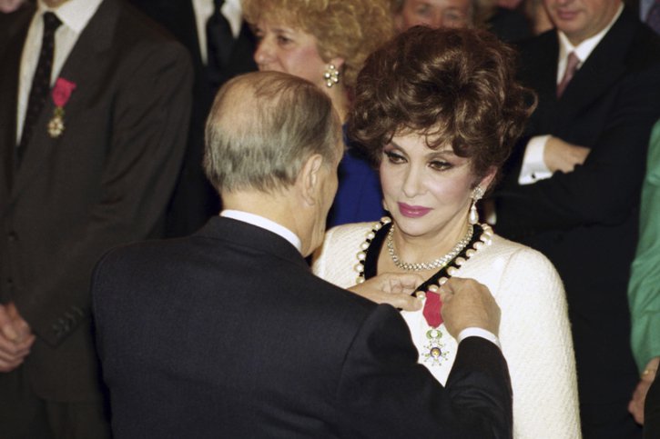 L'actrice a obtenu maintes récompenses. Le président français François Mitterrand lui a remis la Légion d'honneur en 1993 (archives). © KEYSTONE/AP/Laurent Rebours