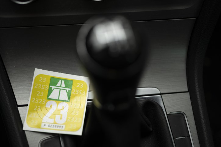 Les propriétaires de voitures ont jusqu'à mercredi pour coller la vignette 2023 sur leur pare-brise. © KEYSTONE/CHRISTIAN BEUTLER