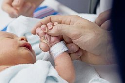 Faut-il prolonger le congé maternité en cas d’hospitalisation de la mère?