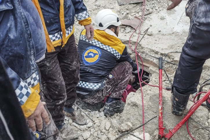 La Suisse est prête à apporter une aide humanitaire aux populations touchées par le séisme en Turquie et en Syrie. © KEYSTONE/AP/Zana Halil