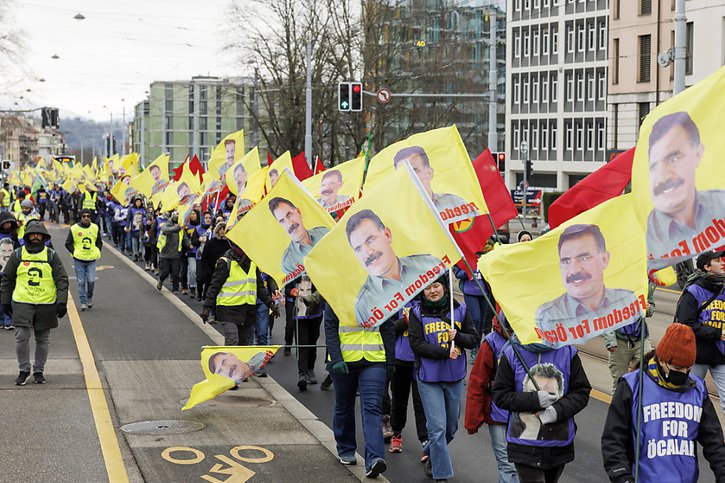 La marche qui demande la libération du leader kurde Abdullah Ocalan doit arriver à Bâle vendredi. © KEYSTONE/SALVATORE DI NOLFI