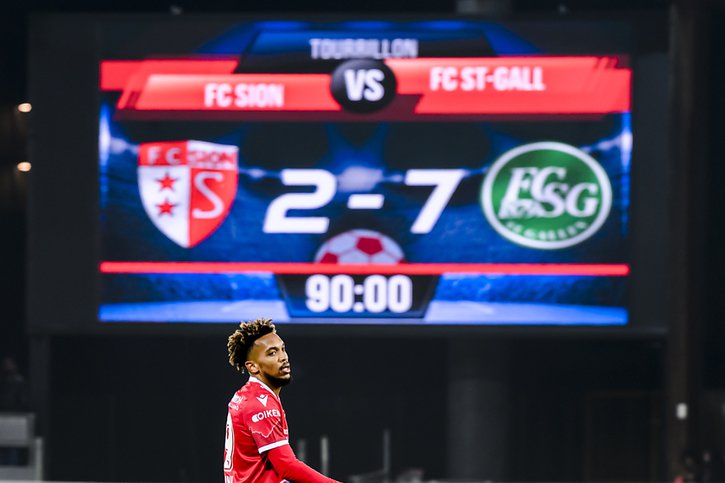 Cette défaite historique avait mal passé auprès des fans sédunois. © KEYSTONE/JEAN-CHRISTOPHE BOTT