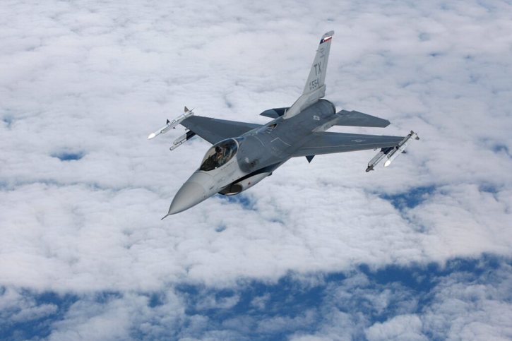 L'objet "octogonal" sans nacelle visible, qui volait à environ 6000 mètres d'altitude au-dessus du lac Huron, a été abattu par un F-16 (archives). © KEYSTONE/EPA/BRUCE OMORI