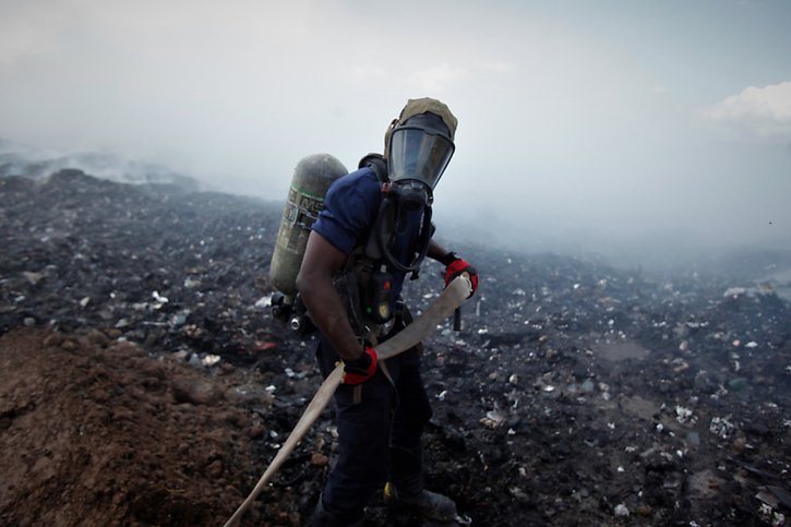 L'extinction de l'incendie pourrait prendre une semaine. © KEYSTONE/EPA/Carlos Lemos