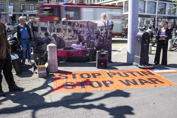 Des manifestations ponctuelles contre la guerre ont déjà eu lieu en Suisse, comme ici en avril dernier à Genève (Photo prétexte). © KEYSTONE/MARTIAL TREZZINI