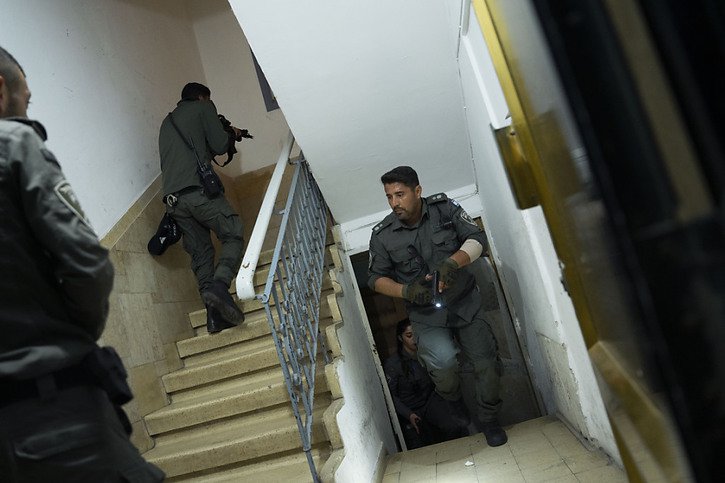 Des agents israéliens cherchent un suspect lié à l'attentat, qui survient dans un climat de fortes tensions et de regain marqué des violences liées au conflit israélo-palestinien. © KEYSTONE/AP/Oded Balilty