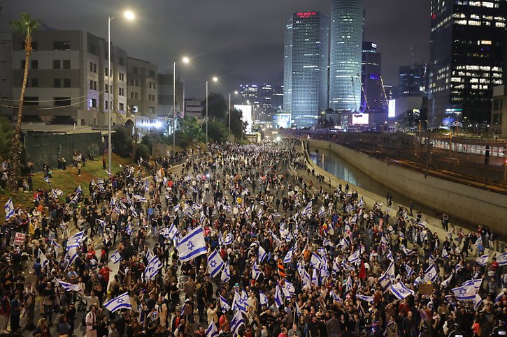 Les Israéliens sont à nouveau descendus en nombre dans les rues de Tel-Aviv samedi pour s'opposer à la réforme judiciaire voulue par le gouvernement. © KEYSTONE/EPA/ABIR SULTAN
