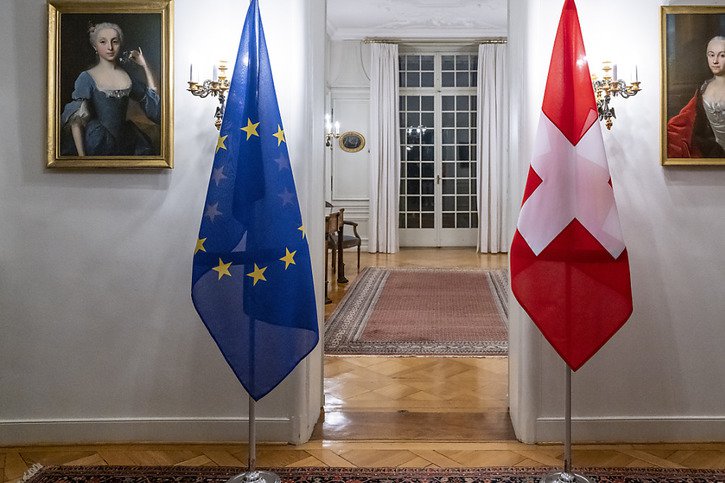 La majorité des personnes interrogées dans un sondage de gfs.bern voient plus d'avantages que d'inconvénients dans les accords bilatéraux entre la Suisse et l'UE (archives). © KEYSTONE/PETER SCHNEIDER