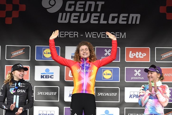 Marlen Reusser trône sur la plus haute marche du podium. © KEYSTONE/AP/Geert Vanden Wijngaert
