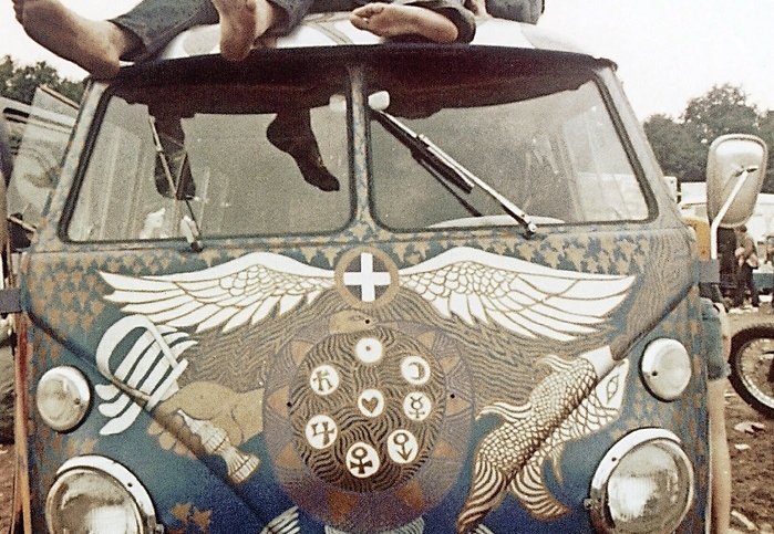 Icône hippie du festival de Woodstock de 1969, le bus VW T1 avait été peint par l’artiste Bob Hieronimus pour le compte de son ami Bob Grimm, qui l’avait baptisé Light Bus en référence à son groupe rock Light.  © Keystone/AP