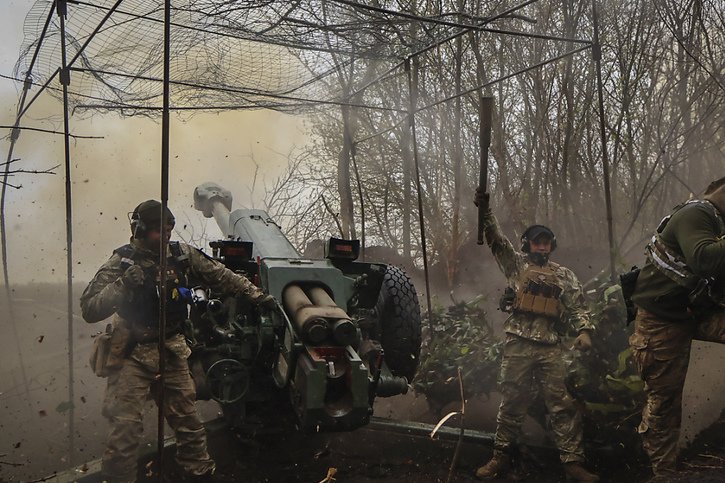 Selon le ministère russe, la seule bataille en cours en fin de soirée se déroulait près de Malynivka dans la région de Donetsk, impliquant aviation et artillerie (archives). © KEYSTONE/AP/Roman Chop