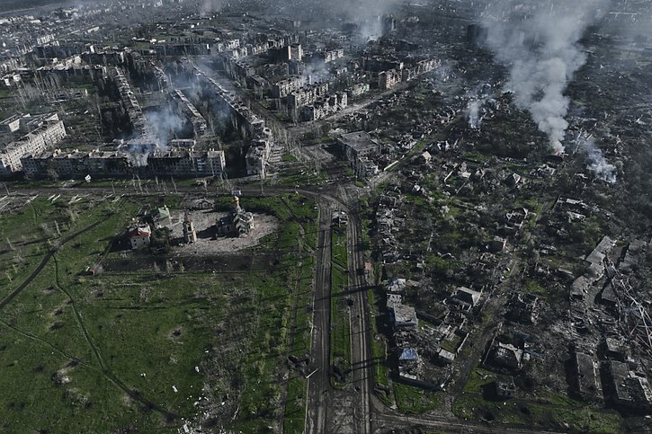 La ville de Bakhmout, qui comptait quelque 70'000 habitants avant l'offensive russe, est aujourd'hui en grande partie dévastée par les combats (archives). © KEYSTONE/AP/Libkos