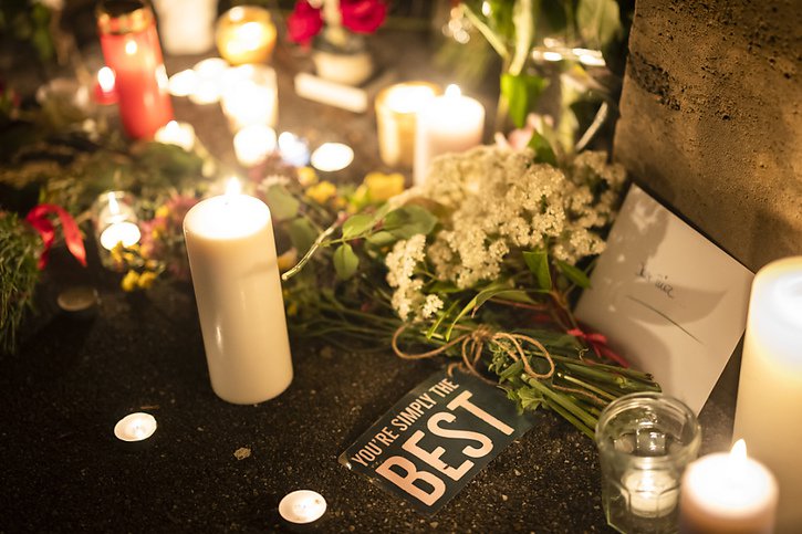 Dès l'annonce de la mort de Tina Turner, mercredi soir, des bougies, des fleurs et des messages de deuil ont été déposés devant le portail de sa villa, à Küsnacht (ZH). © KEYSTONE/MICHAEL BUHOLZER