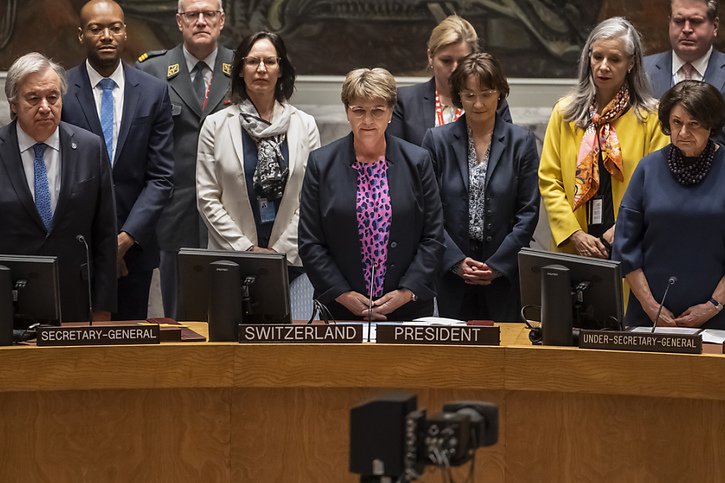 La conseillère fédérale Viola Amherd a demandé un moment de silence en présidant le Conseil de sécurité de l'ONU à New York en hommage aux milliers de soldats de maintien de la paix décédés en fonction dans différents pays. © KEYSTONE/ALESSANDRO DELLA VALLE