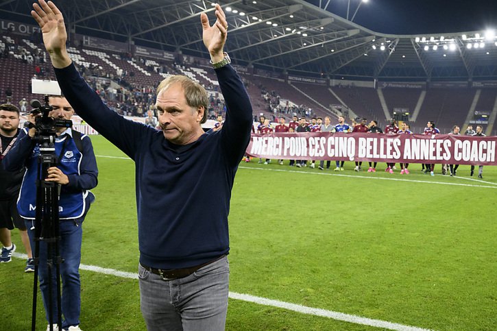 L'entraîneur du SFC Alain Geiger a fait ses adieux au public genevois. © KEYSTONE/LAURENT GILLIERON