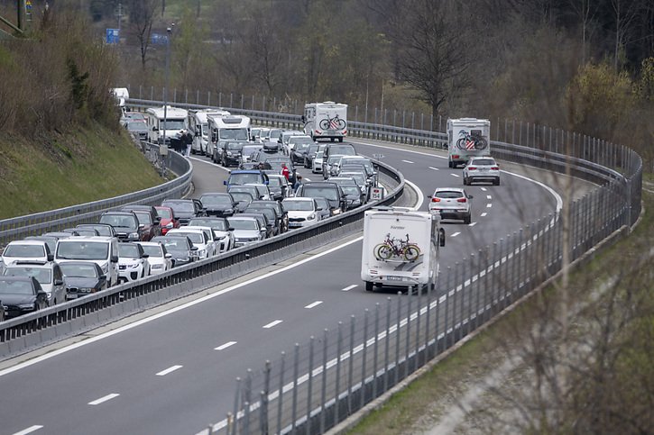 La file de voitures à l'entrée nord du tunnel du Gothard atteint le cap des 20 km. © KEYSTONE/URS FLUEELER
