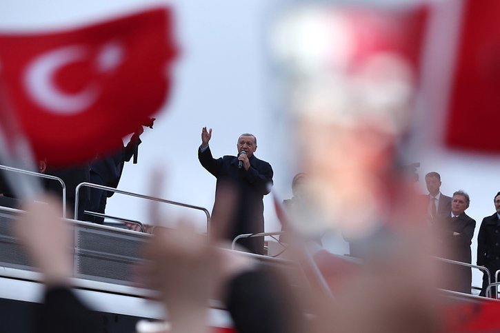 Erdogan, juché sur un bus devant son domicile d'Istanbul, avait en début de soirée revendiqué sa victoire. © KEYSTONE/EPA/TOLGA BOZOGLU