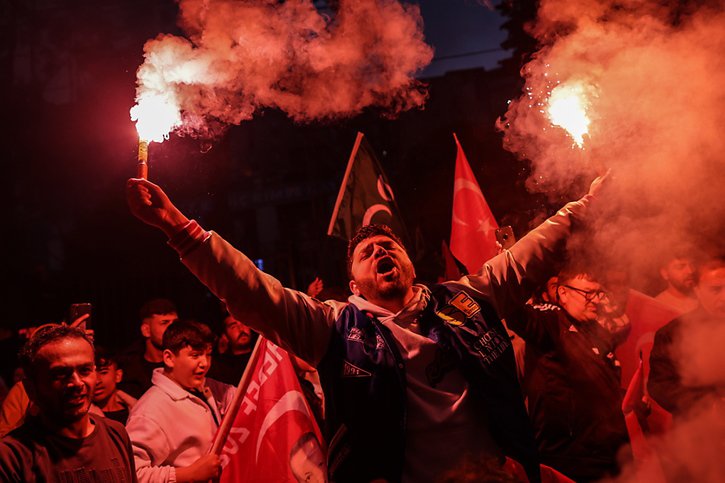 Des scènes de liesse ont eu lieu à travers le pays, comme ici à Istanbul. © KEYSTONE/EPA/ERDEM SAHIN