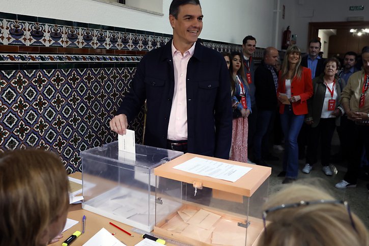 Le Premier ministre Pedro Sanchez, ici en train de voter, a subi un très net revers à l'issue des élections municipales et régionales. © KEYSTONE/EPA/J.J.Guillen