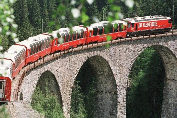 Le Bernina Express des Chemins de fer rhétiques (RhB) sur le viaduc de Landwasser, près de Filisur (archives). © KEYSTONE/ARNO BALZARINI