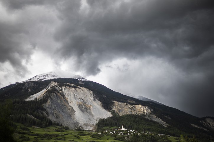 Comme il ne pourrait plus être évacué à temps, la commune d'Albula a fermé dimanche un chemin de randonnée près de la montagne qui risque de s'écrouler. © KEYSTONE/GIAN EHRENZELLER