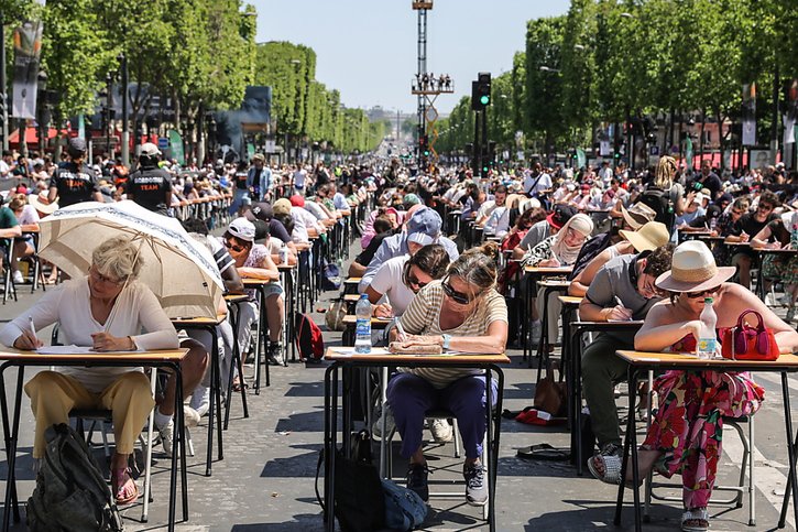 Grosse dictée dimanche sur les Champs-Elysées, où près de 1800 pupitres ont été installés. © KEYSTONE/EPA/TERESA SUAREZ