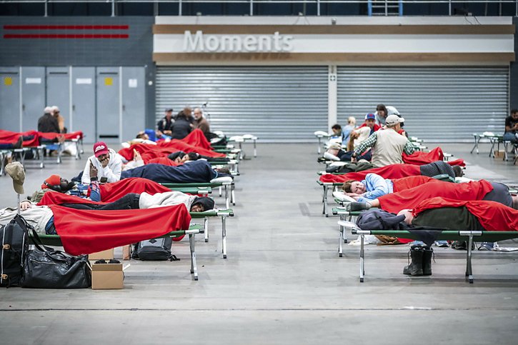 Des centaines de voyageurs ont été contraints de dormir dans des gares ou dans une salle de spectacles. © KEYSTONE/EPA/KOEN LAUREIJ