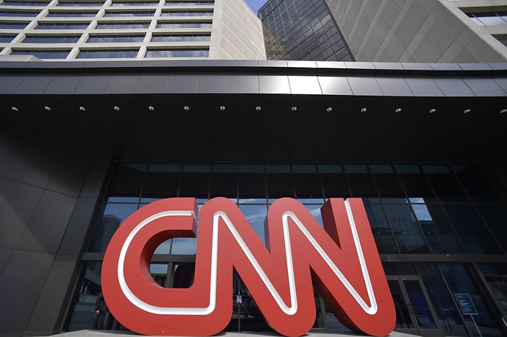 Le PDG de CNN, Chris Licht, a tenté de relancer la chaîne d'info en continu, dont les audiences souffrent de la concurrence avec sa rivale conservatrice Fox News, mais aussi avec MSNBC, à la ligne éditoriale plus à gauche. (archives) © KEYSTONE/AP/MIKE STEWART