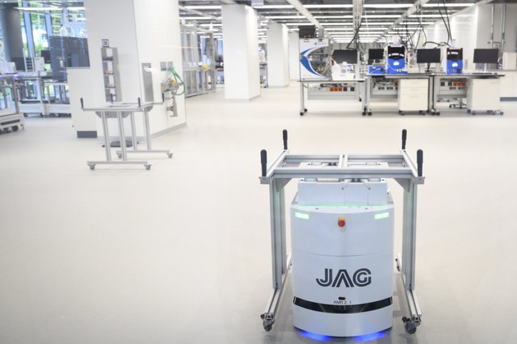 Un robot en pleine action dans un laboratoire du nouveau centre de développement Biotech de Merck. © Keystone/LAURENT GILLIERON