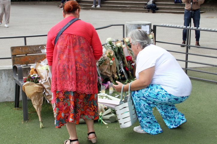 L'attaque a choqué les habitants d'Annecy venus rendre hommage aux victimes. © KEYSTONE/EPA/GREGORY ROS