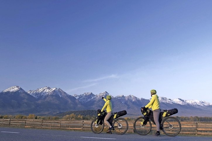 De petites sacoches fixées au cadre du vélo permettent davantage de stabilité pour s’aventurer hors des routes.  © AdobeStock