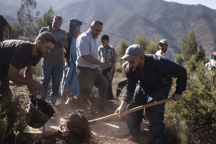 Les tombes des victimes du séisme au Maroc sont creusées près de Marrakesh. Le bilan était de plus de 1300 morts samedi. © KEYSTONE/AP/Mosa'ab Elshamy