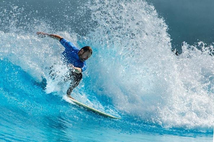 Si des vagues artificielles existent, pour devenir champion de surf il faut connaître l'océan. © La Liberté