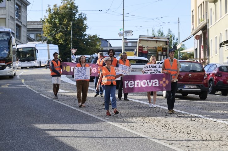 Renovate Switzerland a organisé mercredi à Fribourg une marche lente en faveur du climat