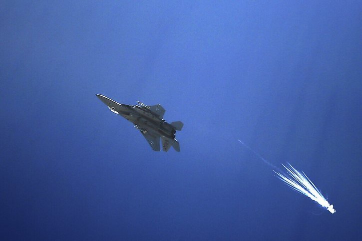 Un avion de combat israélien a attaqué des lanceurs de roquettes dans le sud de la Syrie, selon Tsahal (archives). © KEYSTONE/EPA/MOHAMMED SABER