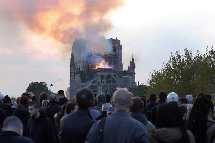 Le violent incendie du 15 avril 2019 a détruit la flèche et la totalité de la toiture couvrant la nef, le chœur et le transept de la cathédrale Notre-Dame de Paris (archives). © KEYSTONE/AP/THIBAULT CAMUS