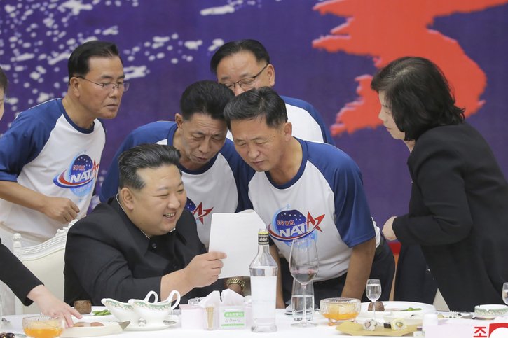 Kim Jong-un a récemment rebaptisé l'agence spatiale nord-coréenne, administration nationale des technologies aérospatiales (NATA en anglais). © KEYSTONE/AP