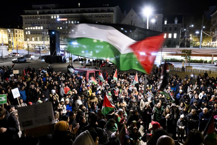 La manifestation de mercredi soir à Lausanne a eu lieu lors de la Journée internationale de solidarité avec le peuple palestinien. © Keystone/JEAN-CHRISTOPHE BOTT