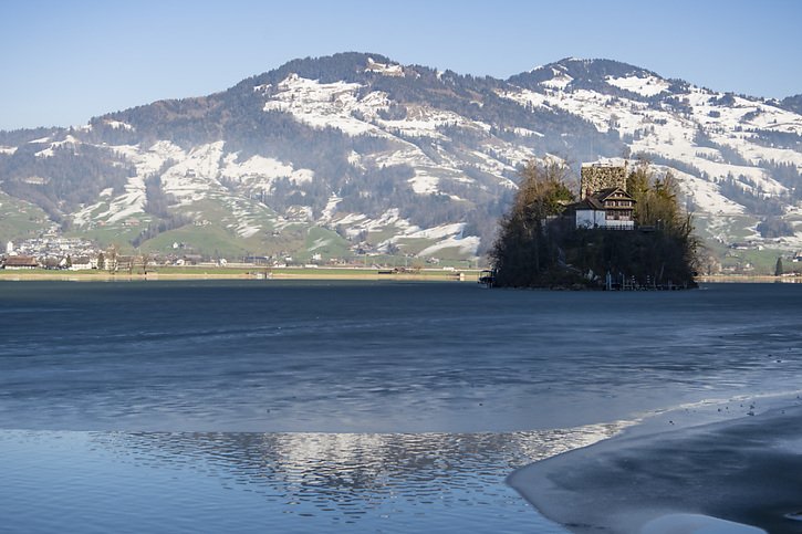 Les températures ont été glaciales en maints endroits de Suisse dans la nuit de samedi à dimanche (illustration dans le canton de Schwyz). © KEYSTONE/URS FLUEELER