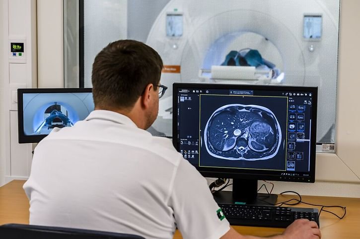 Le nouvel appareil IRM testé au CHUV, plus économique et durable, assisté par l'intelligence artificielle, devrait améliorer la qualité des soins pour certains patients nécessitant des examens réguliers. © Keystone/JEAN-CHRISTOPHE BOTT