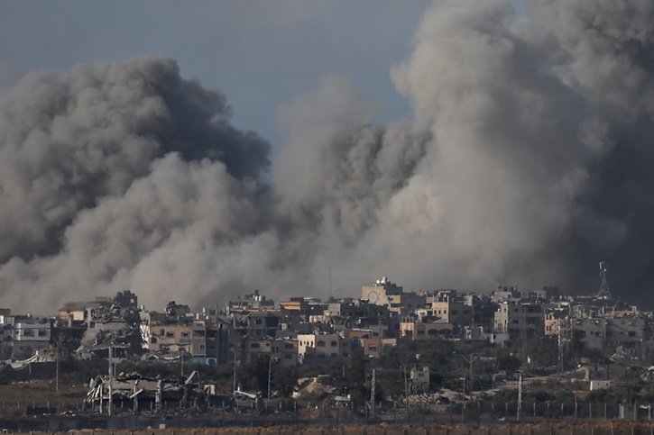 D'après le ministère de la Santé du Hamas, plus de 17'700 palestiniens sont morts dans la bande de Gaza depuis le début de la guerre. Samedi, les combats se poursuivaient. © KEYSTONE/EPA/ATEF SAFADI